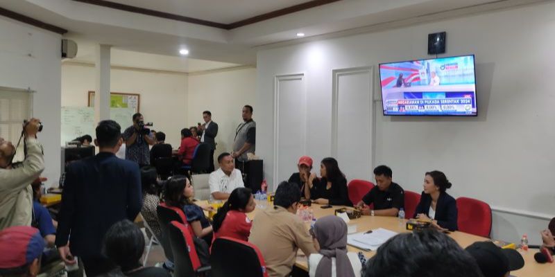 Suasana Rumah Pemenangan Dharma-Kun usai Nyatakan Pasrah dengan Hasil Pilkada Jakarta