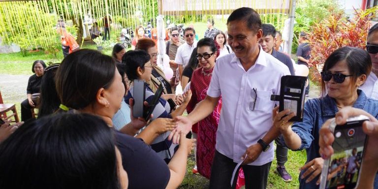 Cawagub ADT Safari di Sejumlah TPS, Warga Teriak Tidak Salah Pilih