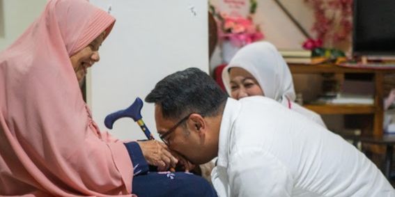 Ridwan Kamil Sungkem ke Ibunda Sebelum Kembali ke Jakarta