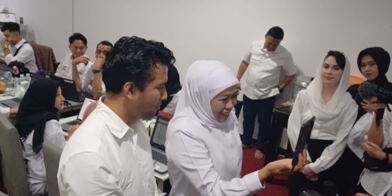 Jokowi Telepon Khofifah-Emil Dardak usai Unggul di Quick Count Pilkada Jatim: Saya Ikut Bahagia