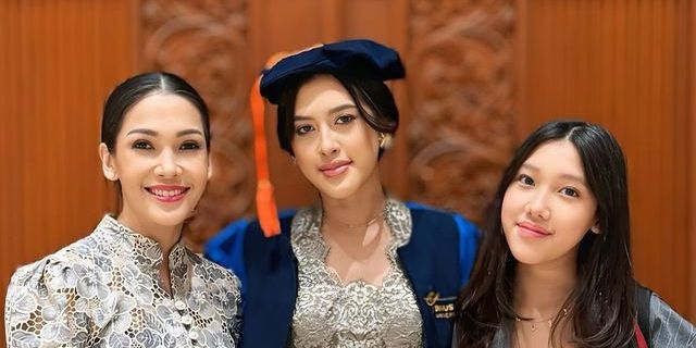 Potret Cantik Queena Anak Mieke Amilia Diwisuda, Anggun Berkebaya - Senyum Manisnya Sukses Curi Perhatian