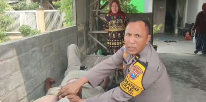 Sopir Truk Paruh Baya Tergeletak Sakit di Warung Pinggir Jalan, Ipda Purnomo Gercep Langsung Panggil Ambulans