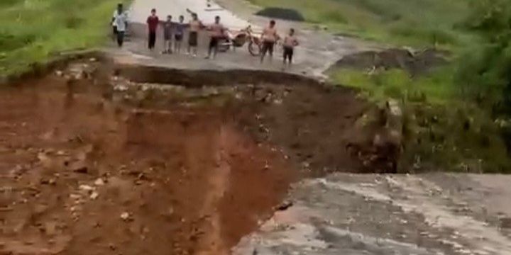 Jembatan Utama di Jalur Puncak II Putus