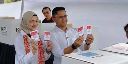 Sonya Fatmala Serukan Partisipasi Aktif Warga Bandung Barat di Pemilu Saat Temani Hengky Kurniawan Gunakan Hak Pilih