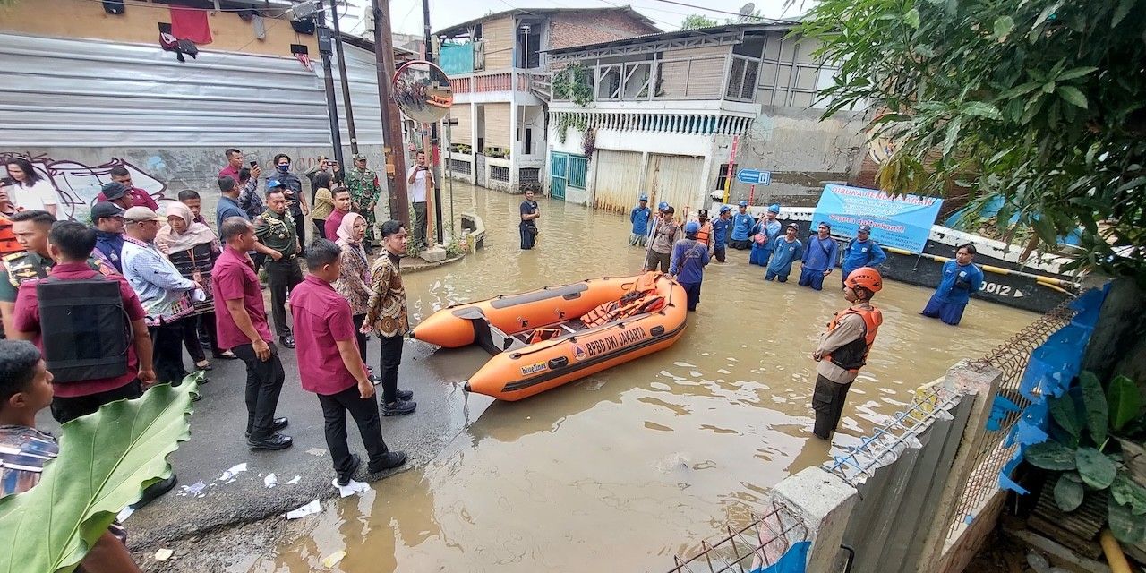 Gibran Tinjau Warga Korban Banjir di Kampung Melayu dan Cawang