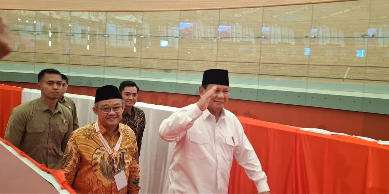 VIDEO: Prabowo Beri Kado Spesial ke Guru 