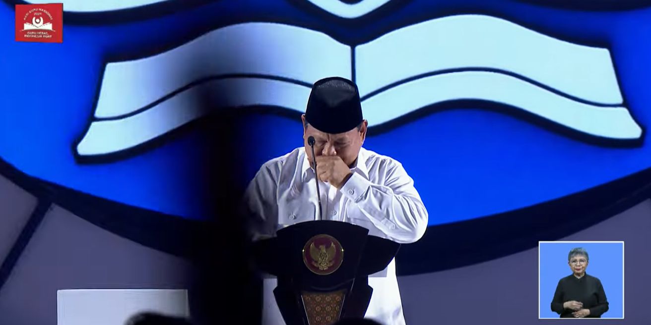 FOTO: Momen Tangis Prabowo Bercucuran Saat Singgung Kesejahteraan Guru di Indonesia