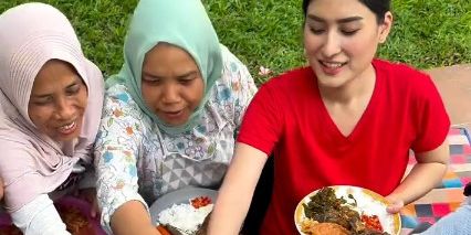 Cantik dan Jago Masak, Potret Angbeen Rishi Istri Adly Fairuz Masak Sendiri 5 Kg Jengkol-Puluhan Ikan Lele Buat Karyawan