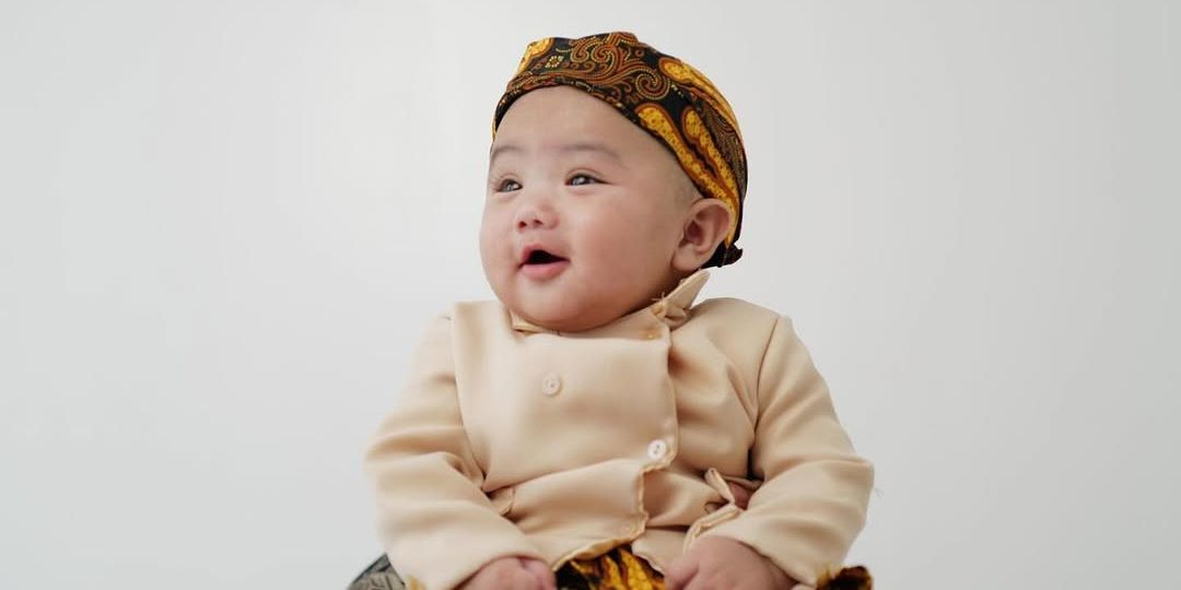 7 Potret Baby Elio Anak Joshua Suherman dan Clairine Clay, Menggemaskan Pakai Blangkon di Acara Wisuda