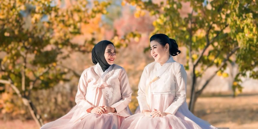 Potret Cantik Menawan Rieta Amilia dan Desiree Tarigan saat Liburan di Korea, Kompak Pakai Handbok Pink hinggan Terlihat Awet Muda