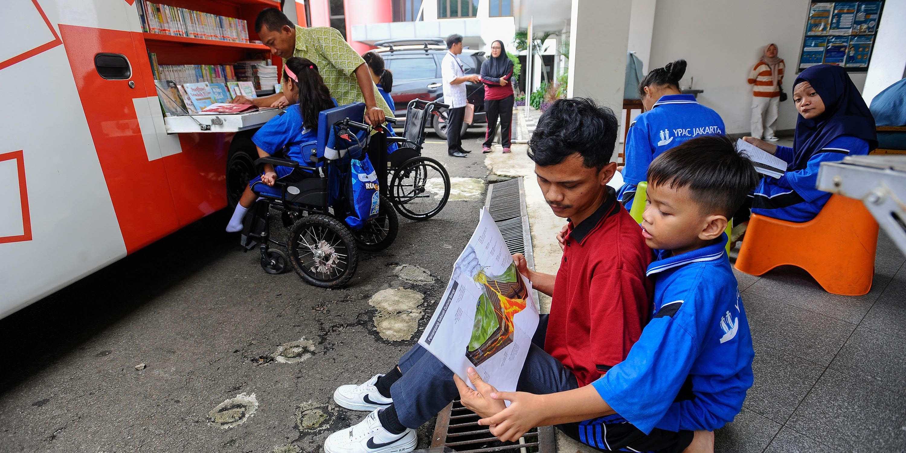 FOTO: Keseruan Penyandang Difabel Tingkatkan Minat Baca Lewat Perpustakaan Keliling