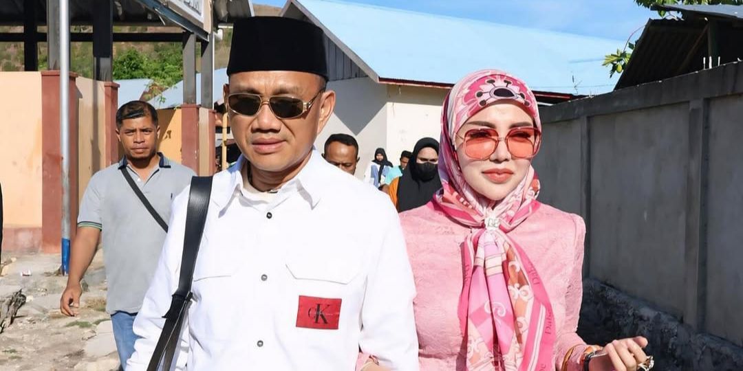 Potret Cetar Bella Shofie Temani Suami Nyoblos Pilkada Kabupaten Buru, Tenteng Tas Mewah dan Outfit Serba Pink