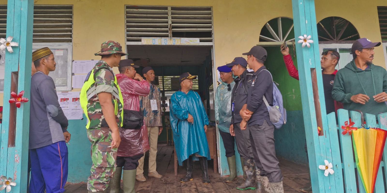 Aksi Polisi Tetap Semangat Kawal Pilkada di Wilayah Terluar Meski Diguyur Hujan