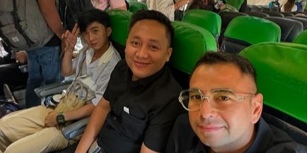 Biasa Naik Private Jet, Potret Raffi Ahmad Duduk di Kelas Ekonomi Pesawat Bareng Karyawan Tuai Pujian