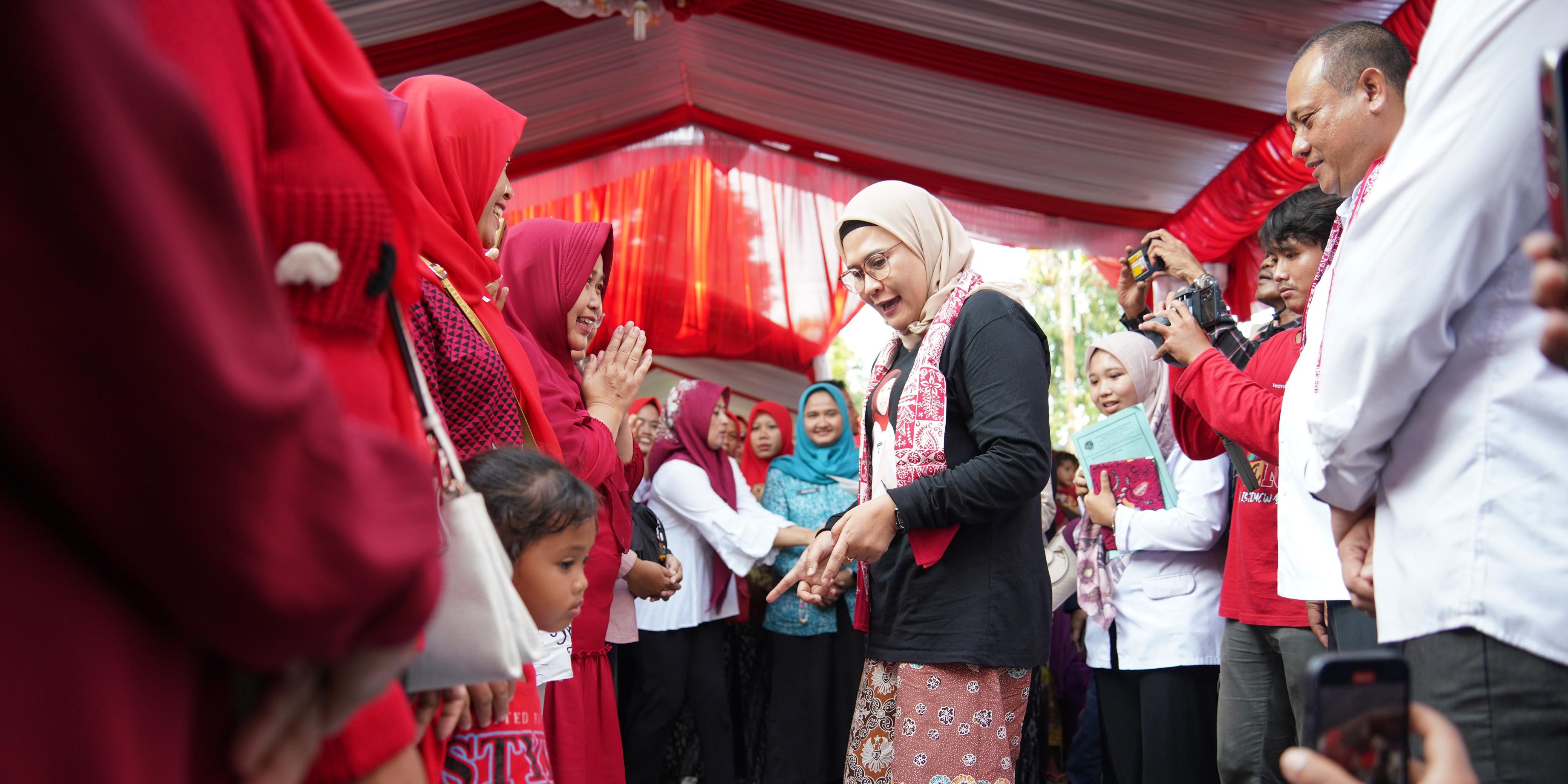 Cabup Nina Agustina Ngamuk Lagi Lewat Warga Malah Salam 2 Jari, sampai Bawa Nama Bapaknya Eks Kapolri