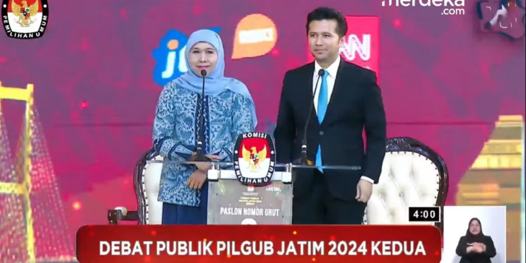 VIDEO: Emil Pamer Khofifah Gubernur Terbaik di Debat Pilgub, Arumi Beri Tanda 'Love'