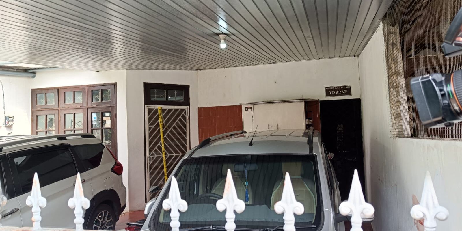 Penampakan Rumah di Cilandak Lokasi Anak Bunuh Ayah dan Nenek, Banyak Ceceran Darah di Luar Pagar