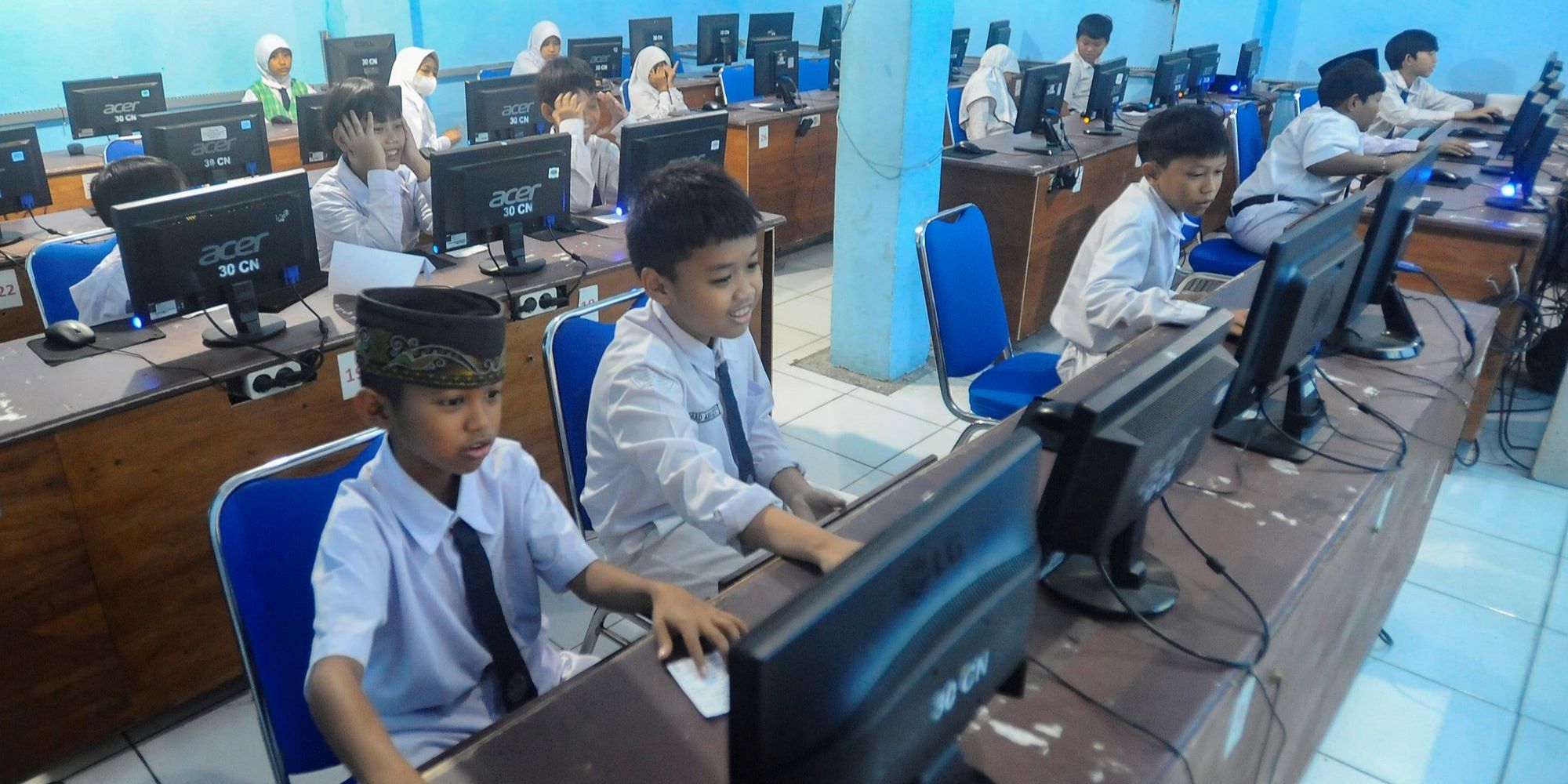 FOTO: Wajah Serius Siswa SD Ikuti Asesmen Nasional Berbasis Komputer