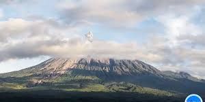 Gunung Semeru Erupsi Disertai Letusan