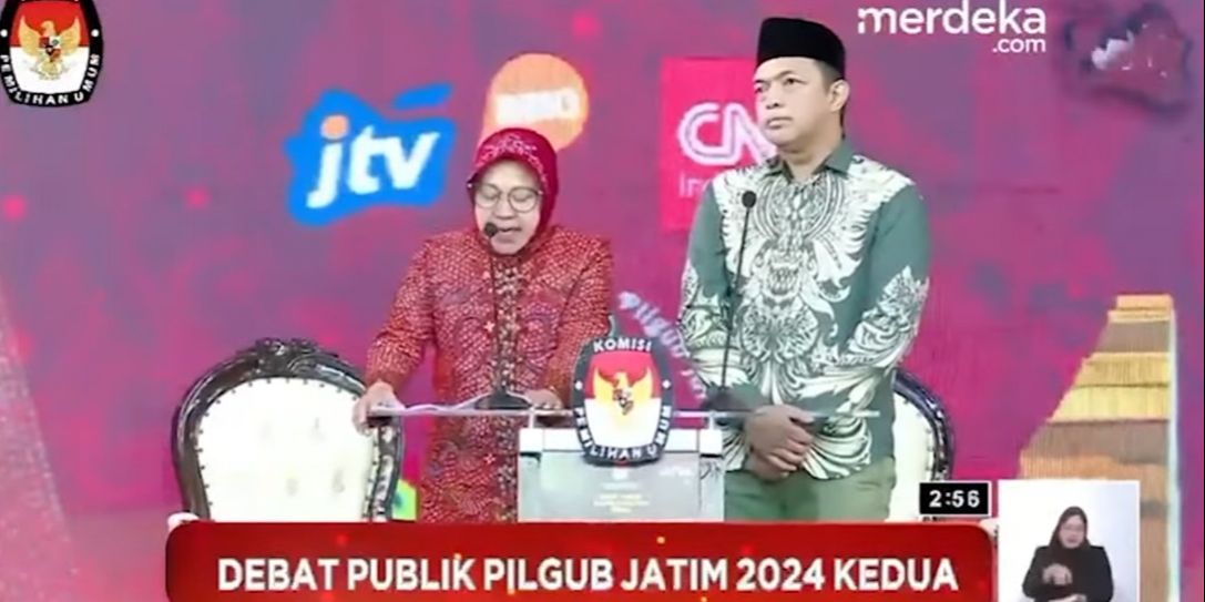 VIDEO: Detik-Detik Risma Benarkan Mic saat Gus Hans Bicara, Khofifah Tertawa Dipuji Emil