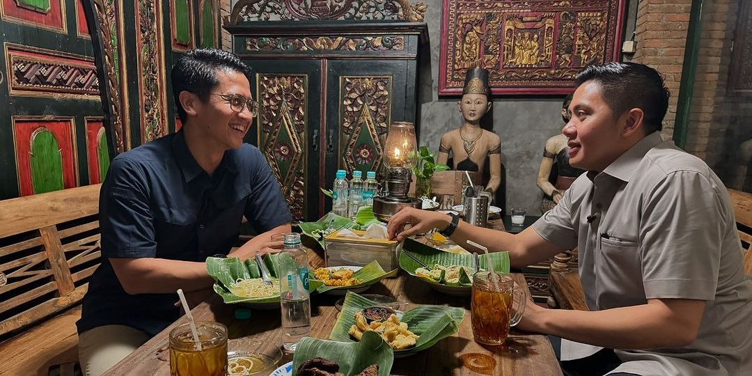 Kompol Syarif Makan Angkringan Sama Mayor Teddy, Netizen Malah Ramai Soal Gembok & 'Mainan' di Punggung Seskab