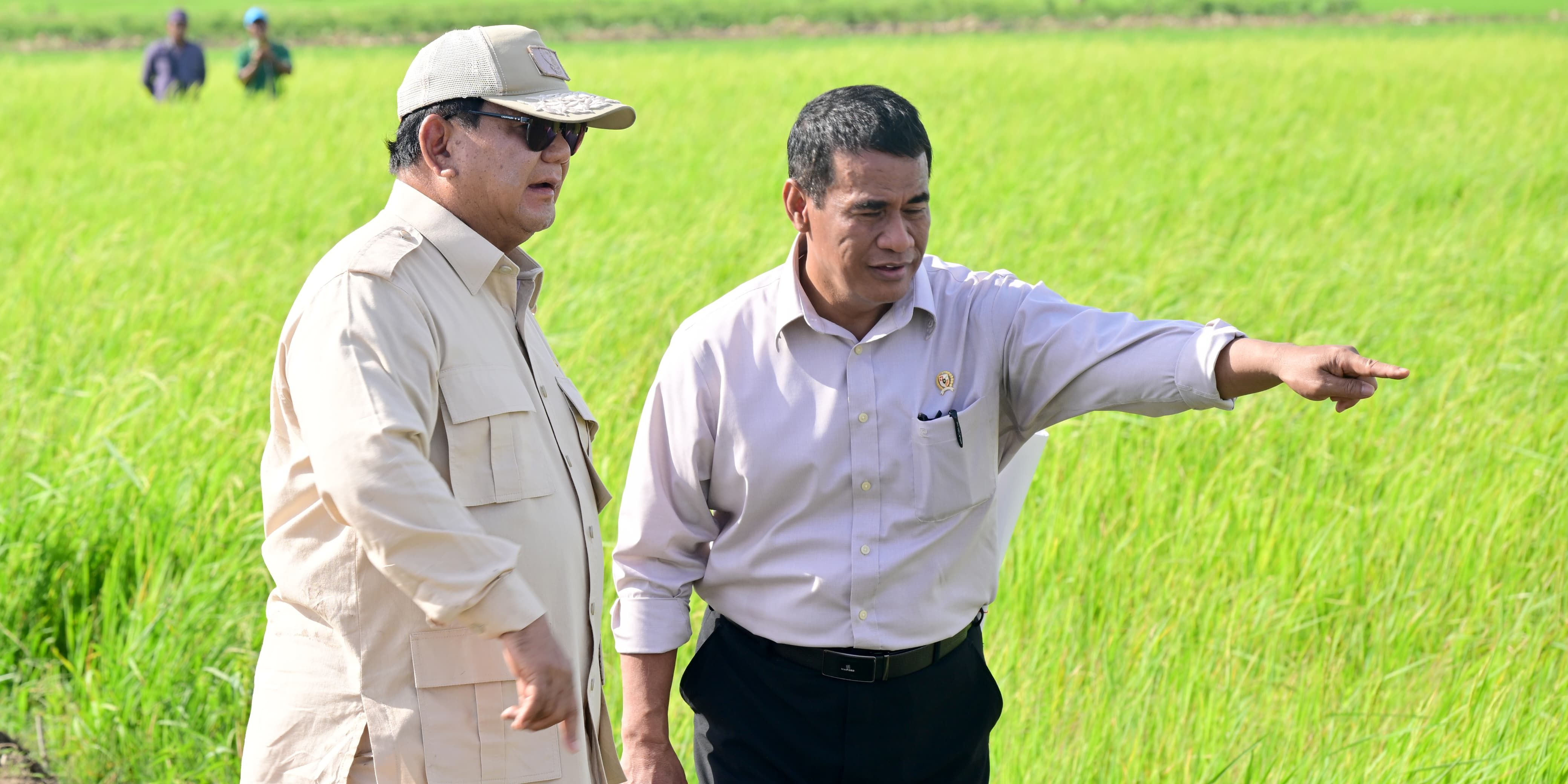 Sekarang Seskab, Begini Gaya Mayor TNI Teddy saat Temani Prabowo Blusukan ke Sawah