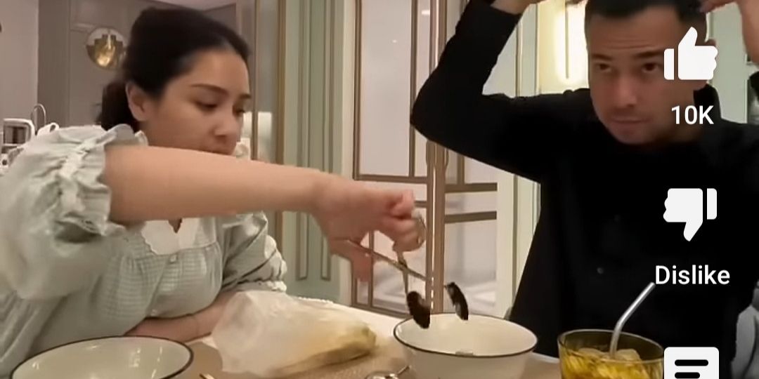 Potret Raffi Ahmad & Nagita Slavina Ngobrol Santai Sambil Makan Telur Gulung dan Bakso Buat Netizen Terpana