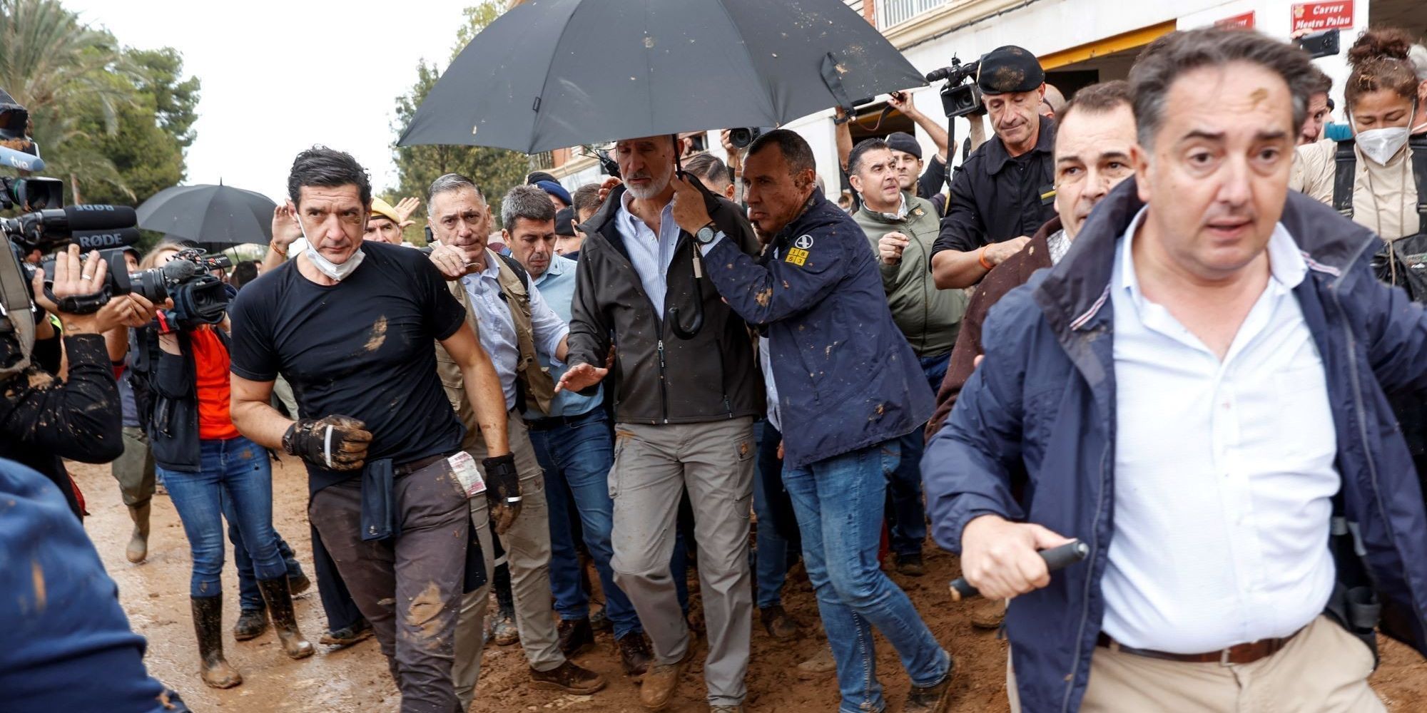 FOTO: Momen Raja Spanyol Dilempari Lumpur dan Diteriaki 'Pembunuh' Kunjungi Korban Banjir di Valencia