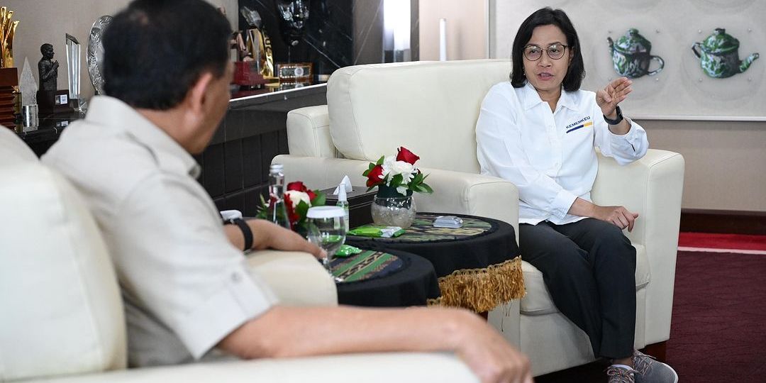 Senyum Semringah Sri Mulyani Dihadiahi Foto Spesial di Kokpit Hercules oleh Menhan Sjafrie