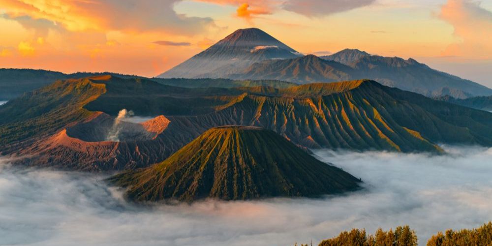 10 Destinasi Hiking Gunung di Sekitar Malang yang Wajib Anda Coba! Pemandangan Indah & Udara Segar Menanti