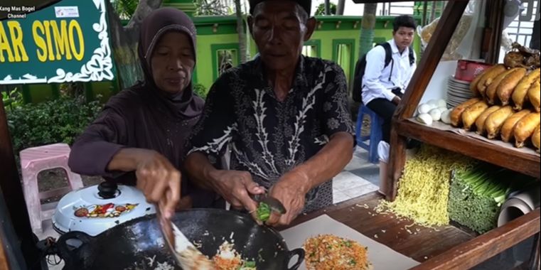 Nekat, Pria Paruh Baya Jualan Nasi Goreng Siang Hari Pembeli Sampai Mengantre