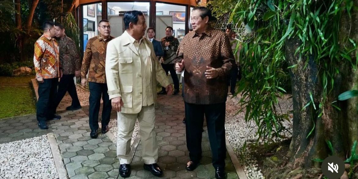 Satu Payung Berdua, Ini Momen Hangat Prabowo Bertemu SBY di Cikeas sambil Santap Makanan Spesial