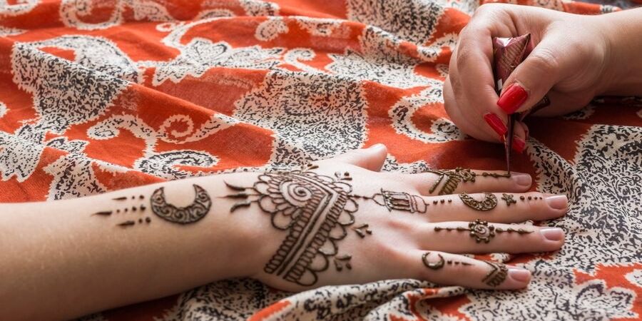 Rahasia Bikin Tato Henna yang Aman, Tangan dan Kaki Jadi Lebih Cantik dan Indah