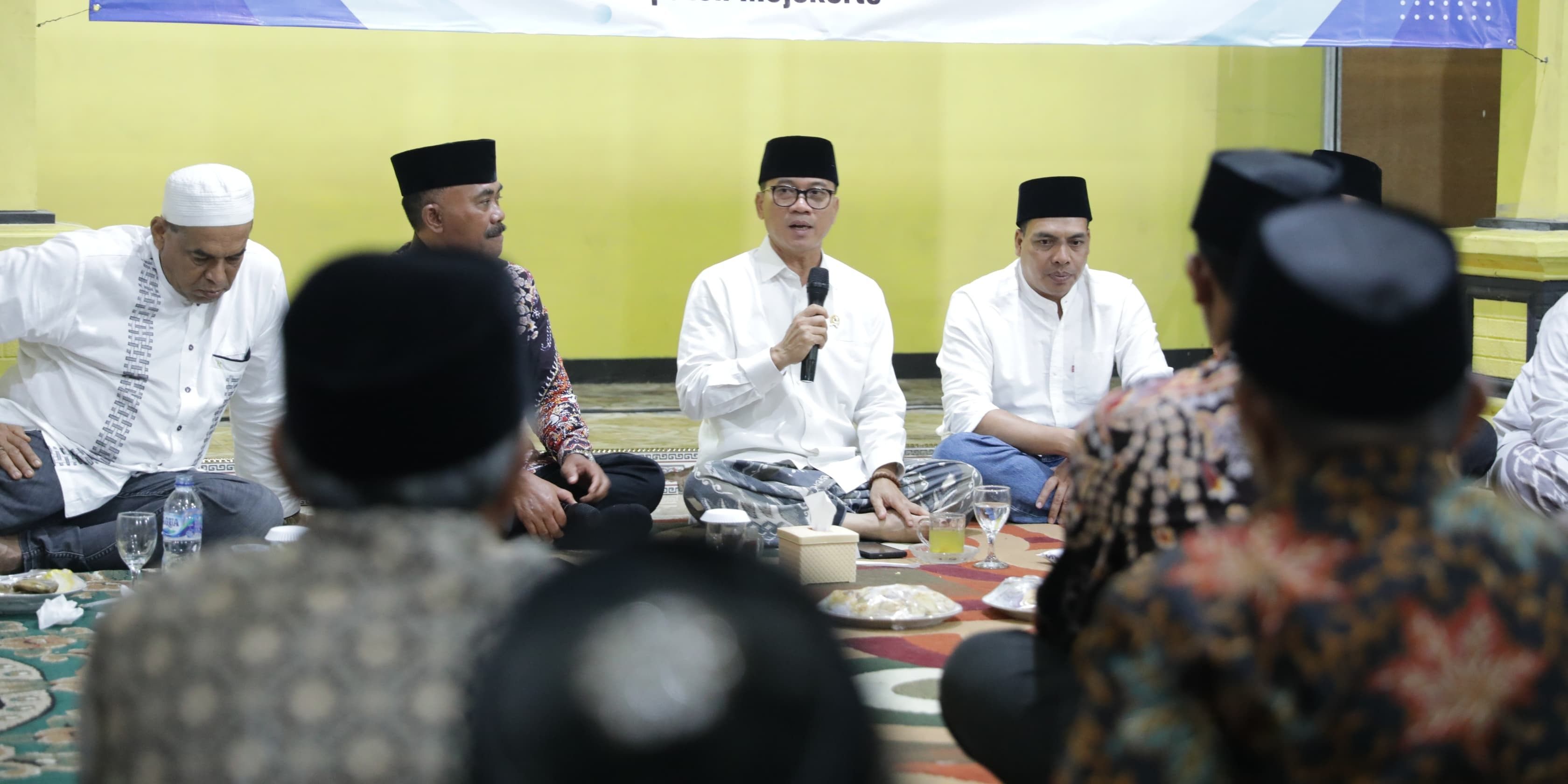 Duduk Lesehan Sambil Sarungan, Potret Mendes Yandri Diskusi Membangun Desa Bareng Warga Mojokerto