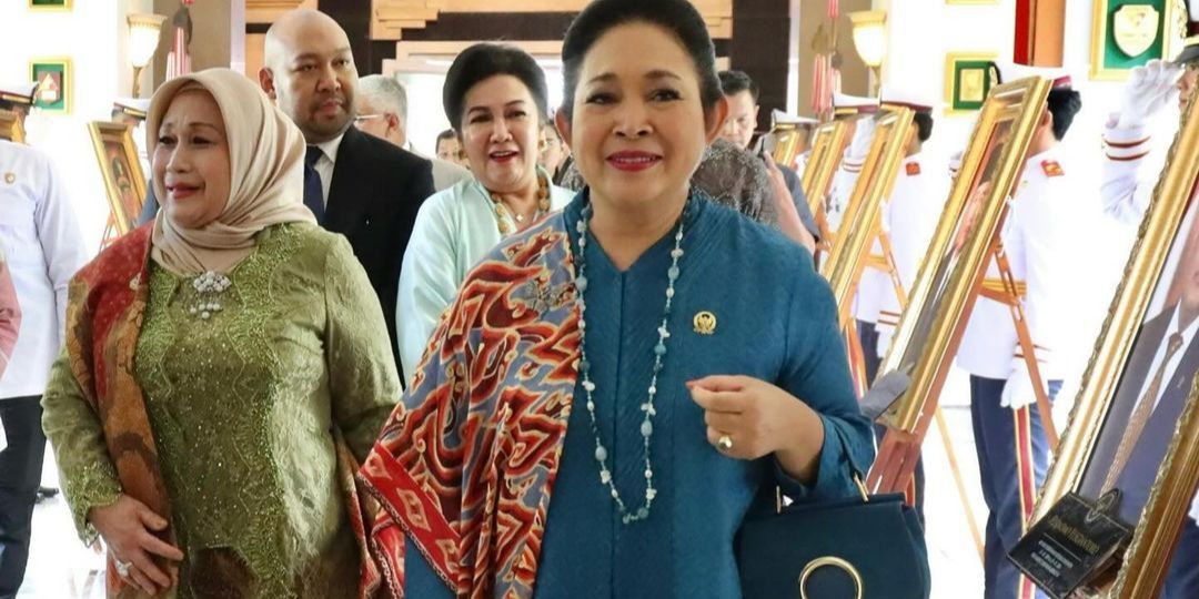 VIDEO: Gaya Titiek Soeharto Berselendang Biru, Dipanggil 