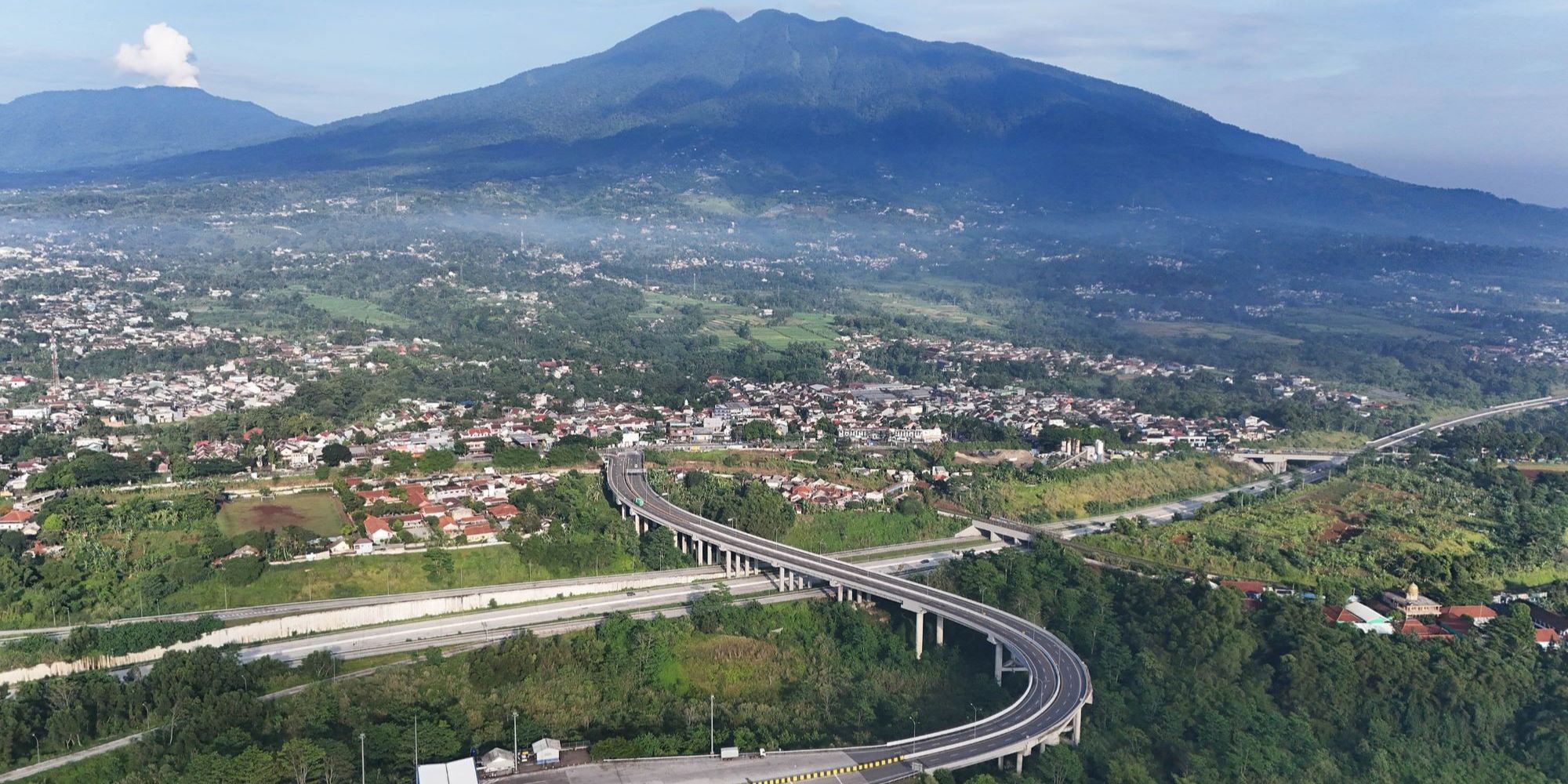 FOTO: Melihat Keindahan Tol Bocimi Berpadu Cantiknya Gunung Salak