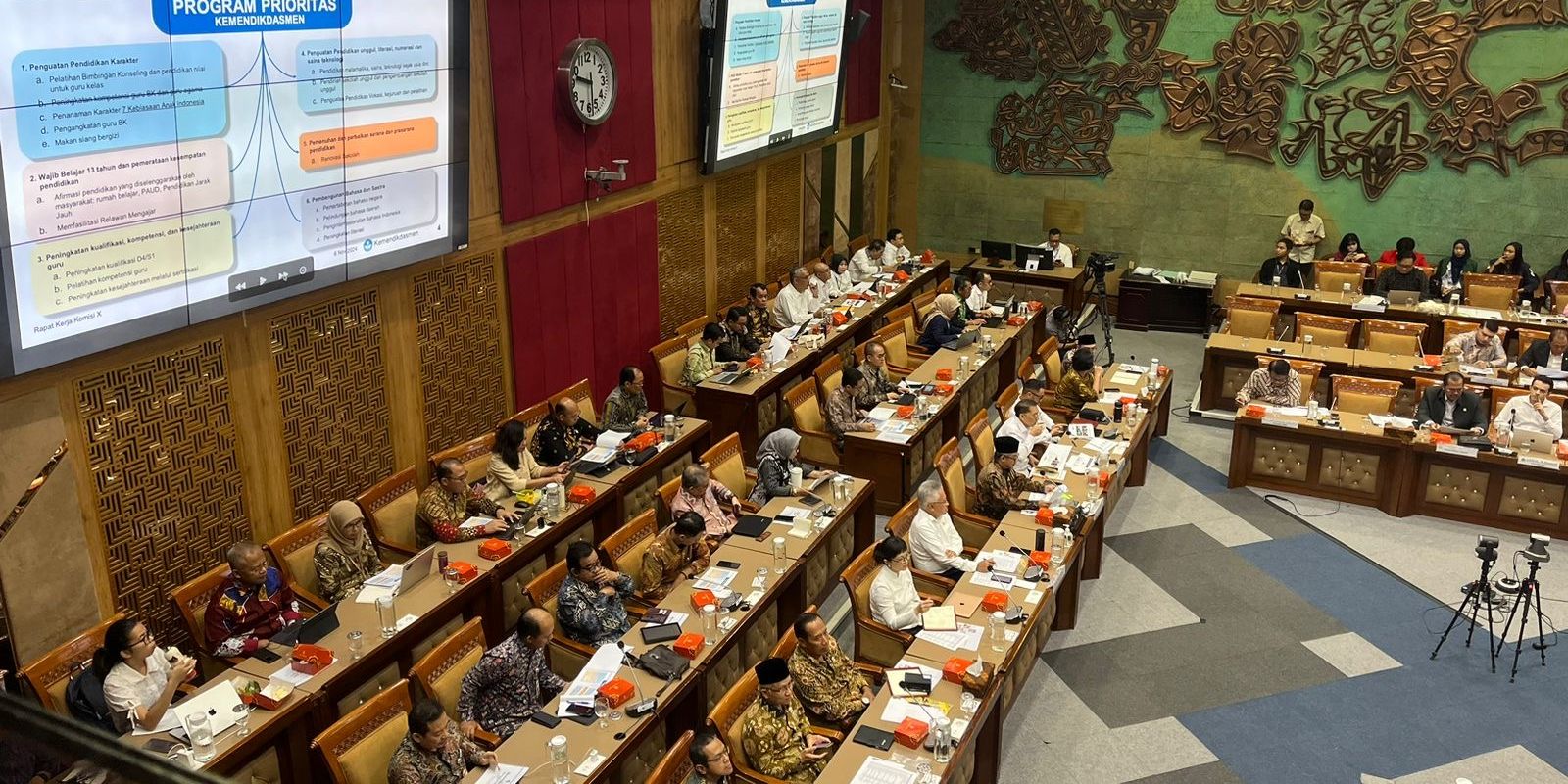 Rapat Komisi X DPR Perdana Bareng Tiga Menteri, Stella Christie dan Giring Ganesha Ikut Mendampingi