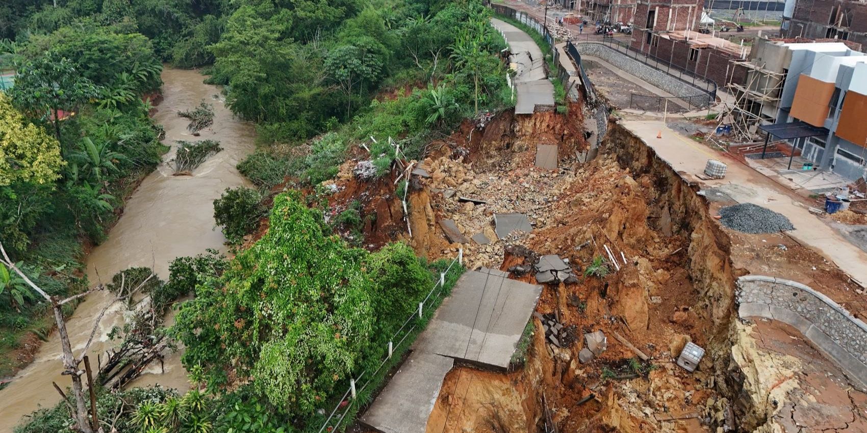 FOTO: Kondisi Terkini Jalan Penghubung Tangerang-Bogor Terputus Akibat Longsor 15 Meter