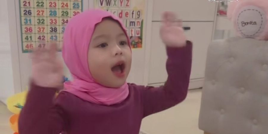 Potret Ameena Anak Aurel & Atta Belajar Mengaji, Cantik nan Menggemaskan Berkerudung - Semangat Menulis Huruf Hijaiyah