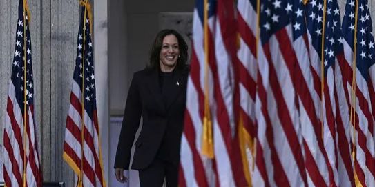 FOTO: Momen Kamala Harris Tampil Perdana usai Pilpres AS, Tersenyum Akui Kemenangan Donald Trump