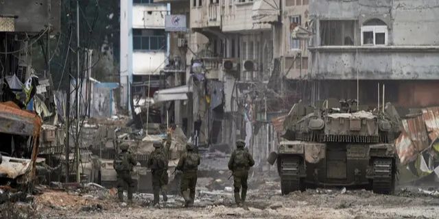 Periksa Kondisi Rumah Usai Dibombardir Israel, Warga Gaza Langsung Histeris Menemukan Jasad Ayahnya