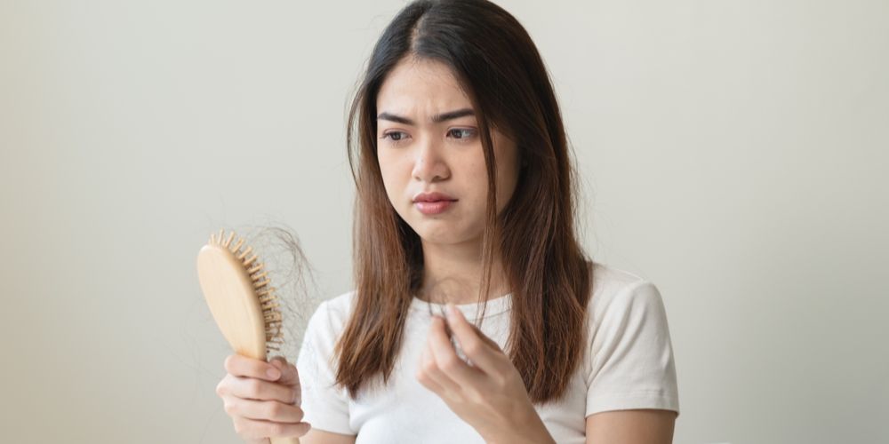 Cara Mengatasi Rambut Rontok Menggunakan Bahan Alami dan Sehat, Ketahui Juga Penyebabnya