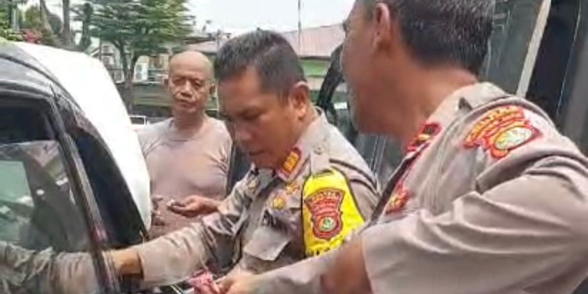 Cerita Polisi Patungan Beli Bensin untuk Pasutri Terlunta-lunta karena Ongkos Habis