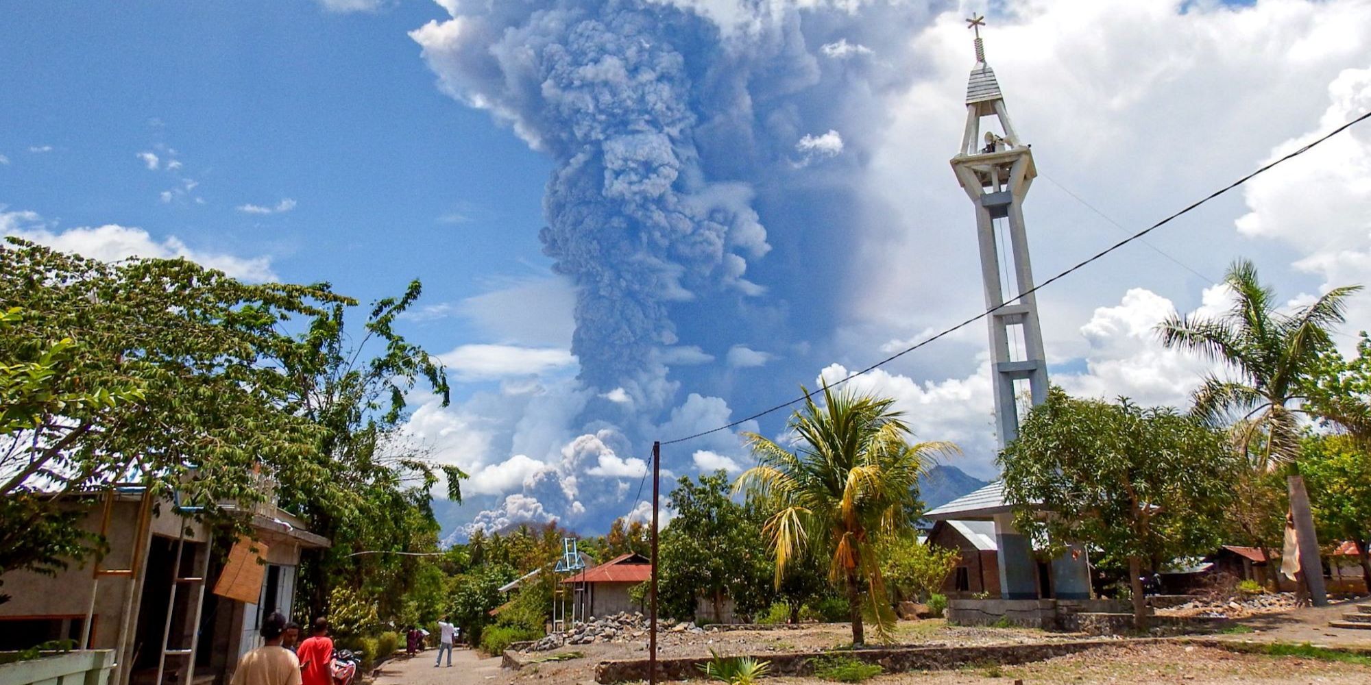 FOTO: Kepanikan Warga saat Gunung Lewotobi Laki-Laki Meletus Dahsyat