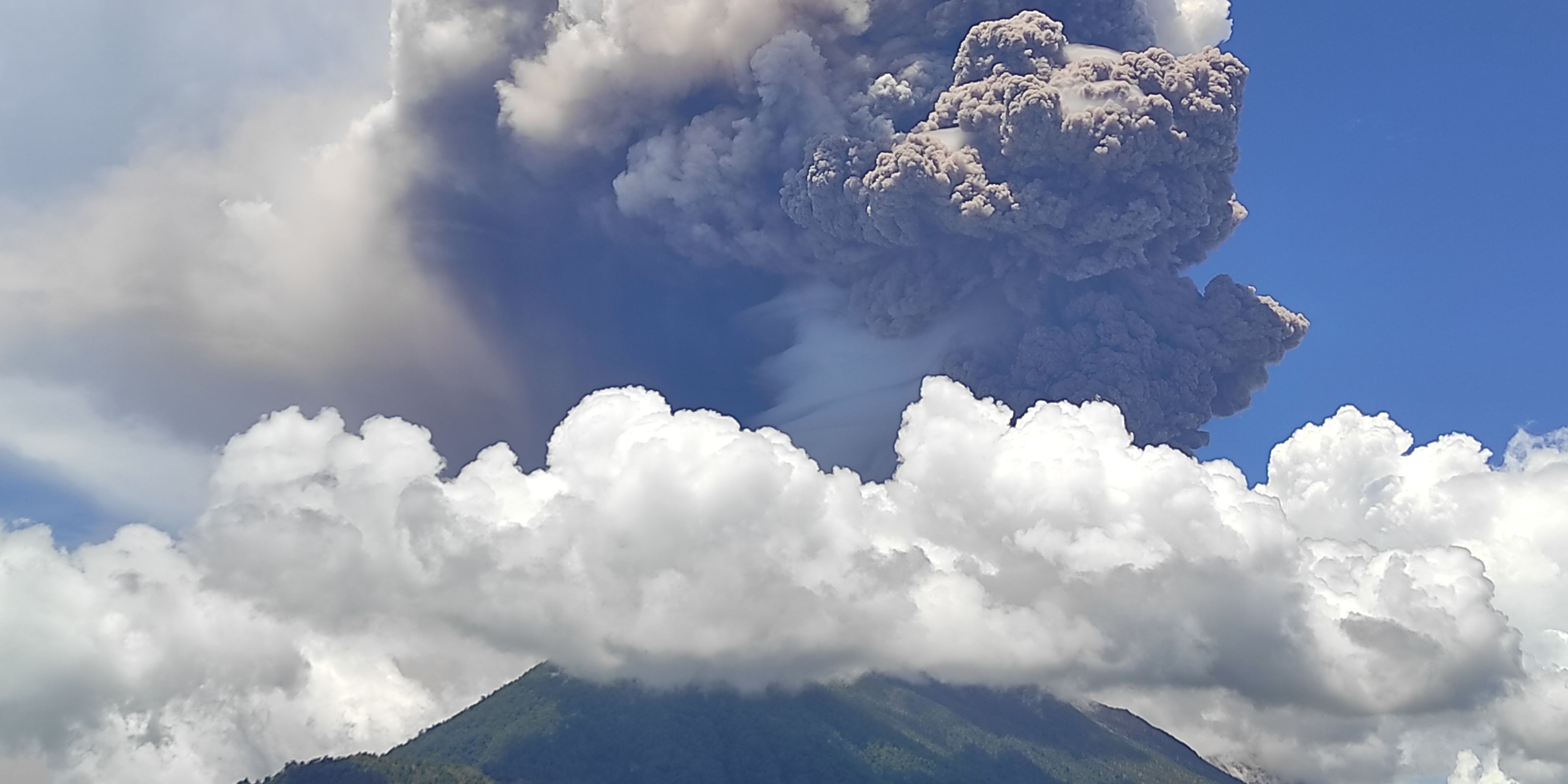 Potret Letusan Dahsyat Gunung Lewotobi Laki-laki, Kolom Abu Capai 8000 Meter dari Puncak