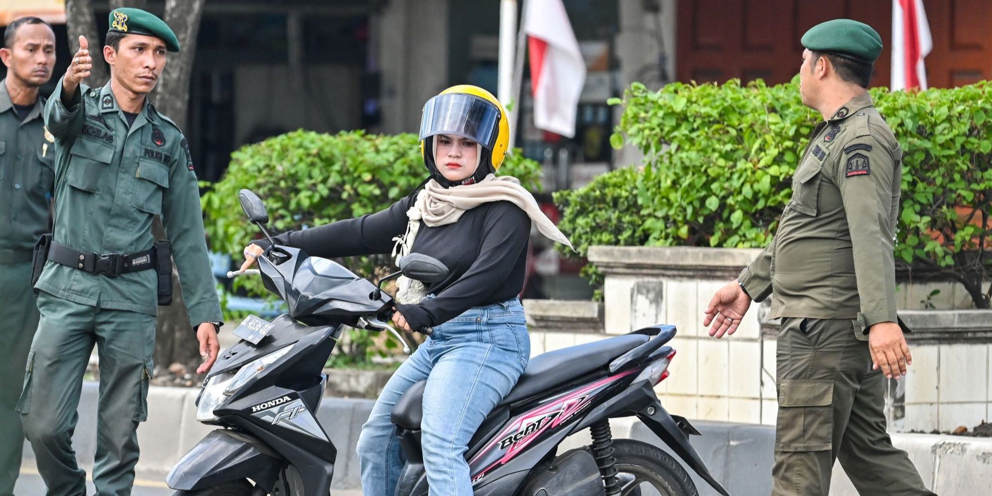 FOTO: Aksi Polisi Syariat Gelar Razia Pakaian di Aceh, Perempuan Berbaju Ketat dan Laki-Laki Bercelana Pendek Diamankan