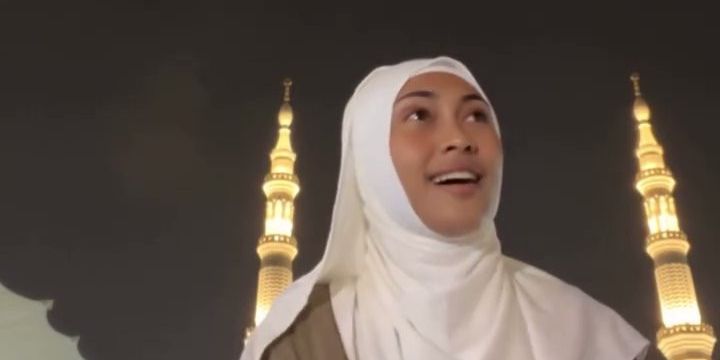 Video Novia Bachmid Asik Bernyanyi di Pelataran Masjid Nabawi Jadi Sorotan hingga Muncul Pro dan Kontra