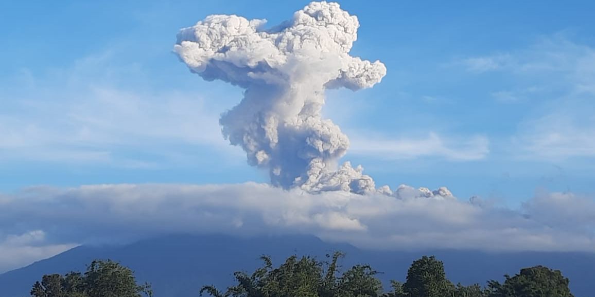 Warga Sumbar Cemas Kijang & Simpai Masuk Permukiman Saat Gunung Marapi Naik Status Siaga, Pertanda Apa?