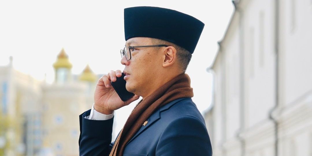 Kumpulan Foto Menlu Berdarah Kopassus Berpose Serius Sedang Telepon Orang-orang Penting