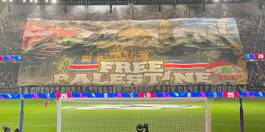 Rekaman Video Suporter PSG Bentangkan Spanduk Raksasa 'Free Palestine', Dibela UEFA Bikin Menteri Prancis Murka